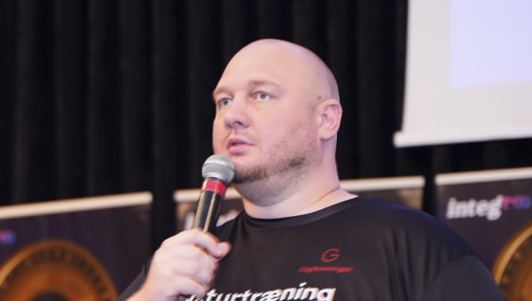 Андрей Пережогин антикризисный CEO даёт интервью о проблемах бизнеса Фотография Андрея Пережогина во время беседы об управлении компанией Андрей Пережогин траблшутер рассказывает о системных ошибках Андрей Пережогин солютор объясняет принципы антикризисного управления Андрей Пережогин на встрече обсуждает кейсы выхода из кризиса